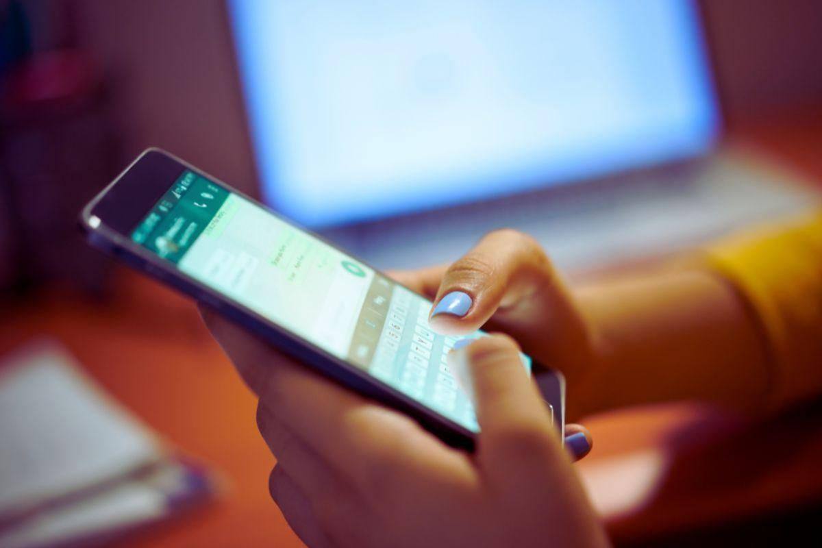 il trucco pazzesco per scrivere messaggi Whatsapp con lettere colorate