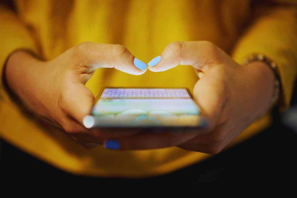 il trucco pazzesco per scrivere messaggi Whatsapp con lettere colorate