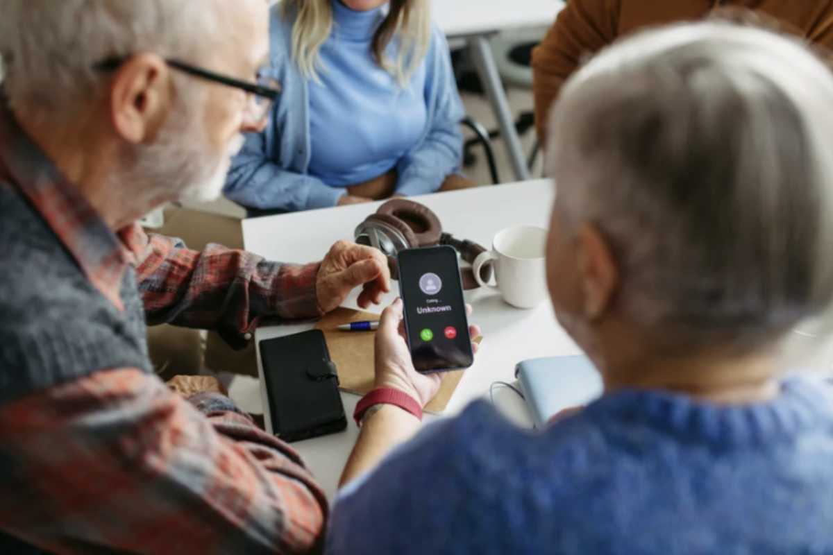 Una risposta innovativa a questa emergenza arriva dall’Australia, con lo sviluppo di “Apate”, un chatbot basato su intelligenza artificiale